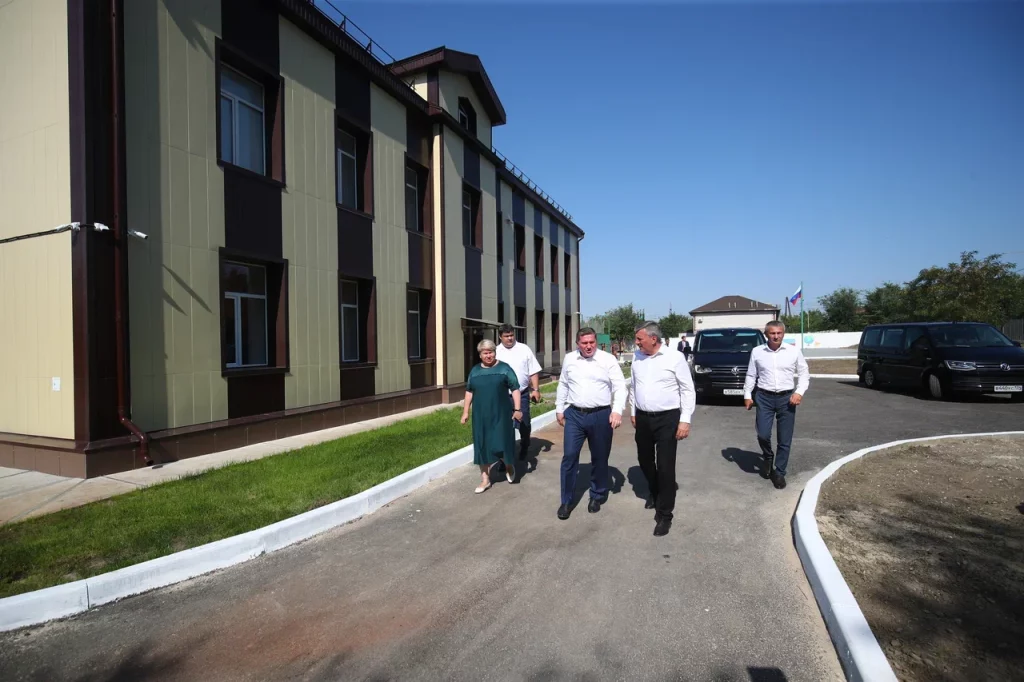 Капремонт двух старых школ в Волгограде проинспектировал губернатор Бочаров