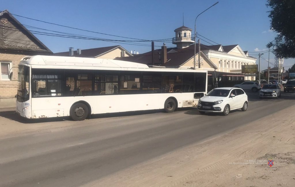 На юге Волгограда в ДТП с автобусом и иномаркой пострадала пассажирка