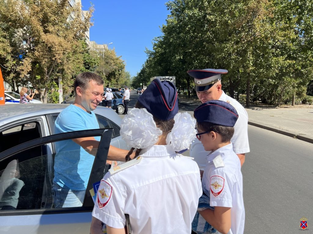 В Волгограде сотрудники ГИБДД и кадеты провели акцию «Снова в школу»