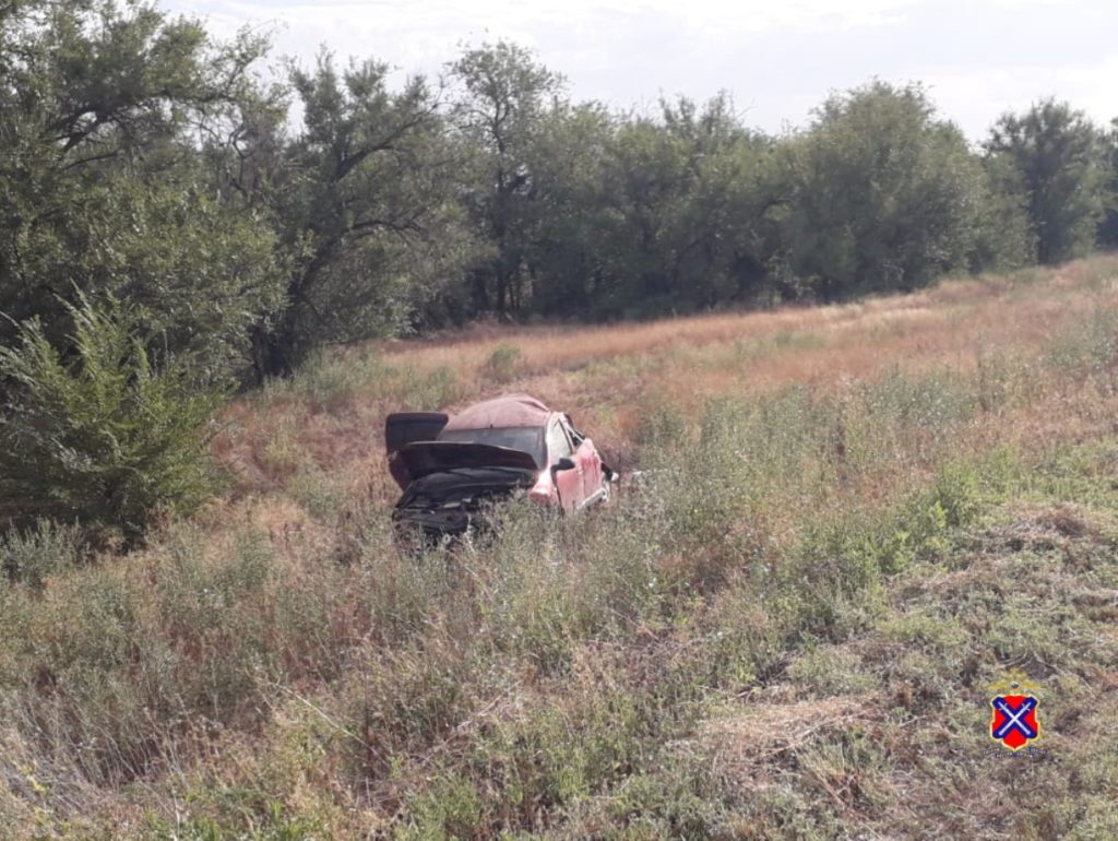 Под Волгоградом попала в больницу 85-летняя пассажирка вылетевшей в кювет иномарки