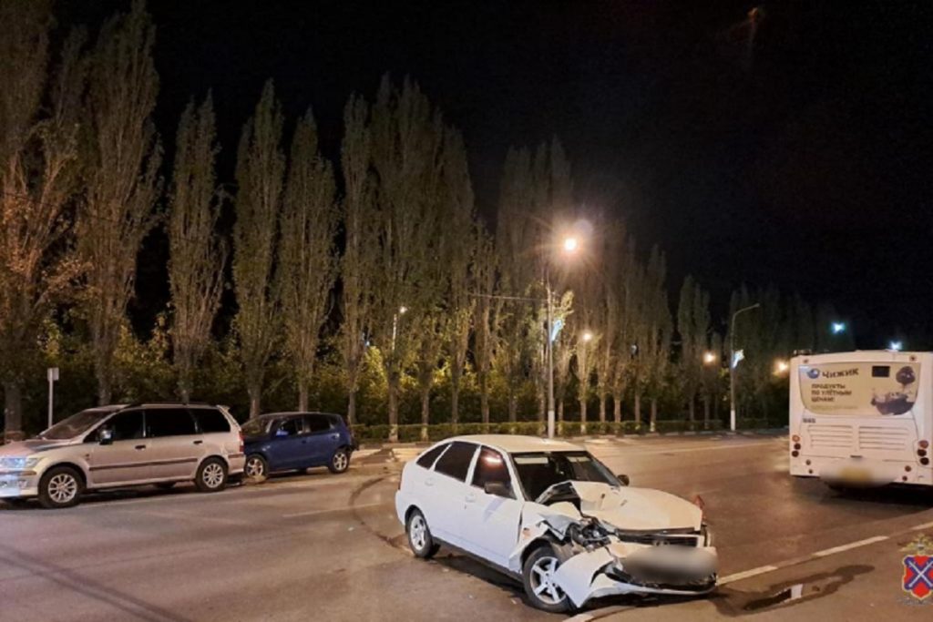Под Волгоградом в массовой аварии пострадал 24-летний водитель