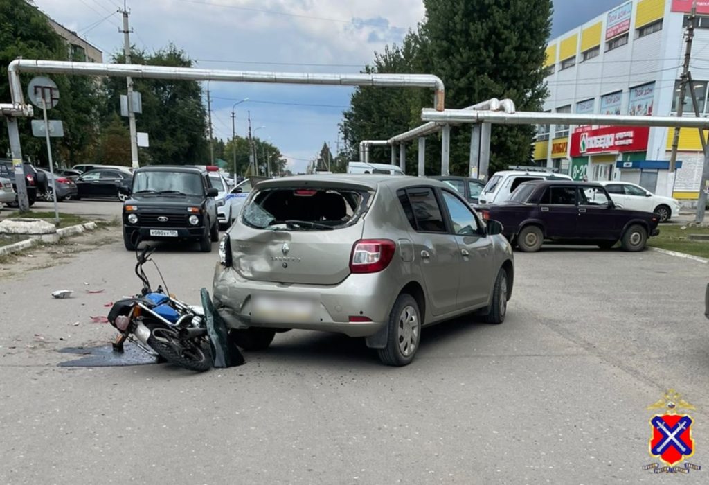 Под Волгоградом 16-летний подросток на мопеде врезался в иномарку