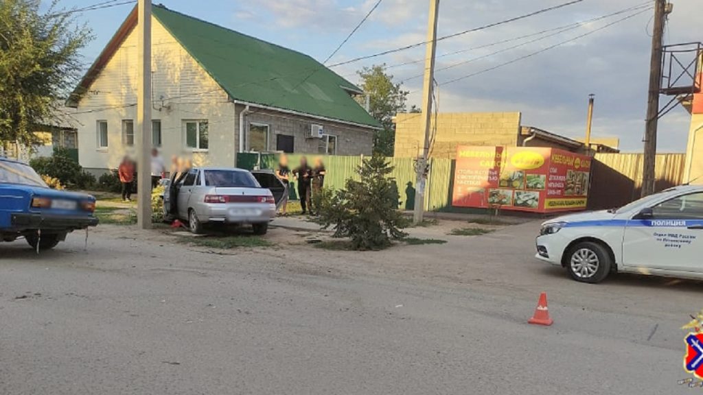 Под Волгоградом при столкновении двух автомобилей ВАЗ пострадали 3 человека