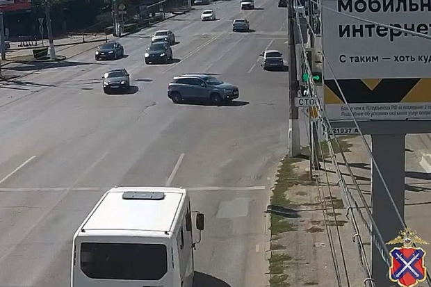 Опубликовано видео ДТП с маршруткой на перекрестке в центре Волгограда