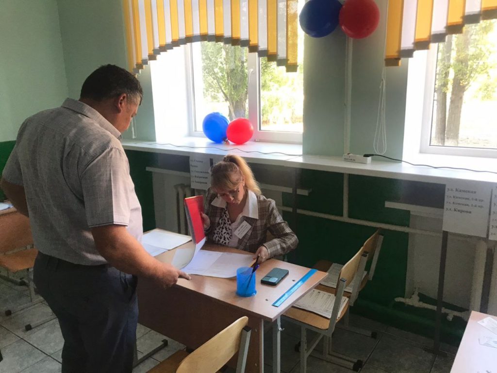 Жители Камышина выбирают депутатов на избирательных участках
