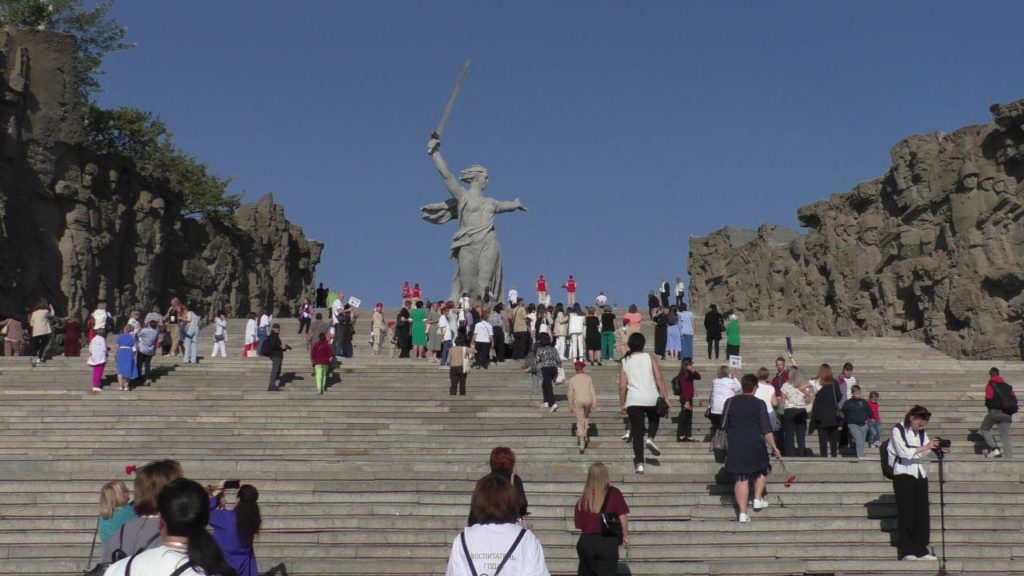 Участники конкурса «Воспитатель года» возложили цветы на Мамаевом кургане