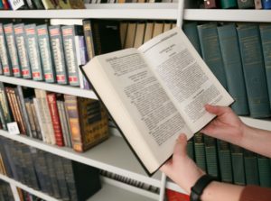 Медики призывали больше читать, чтобы защититься от болезни Альцгеймера
