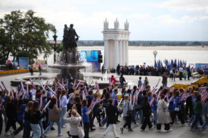 Волгоградские студенты-первокурсники прошли парадом по центру города