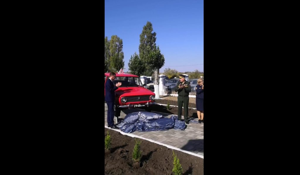 В Камышине Волгоградской области поставили памятник советской «копейке»