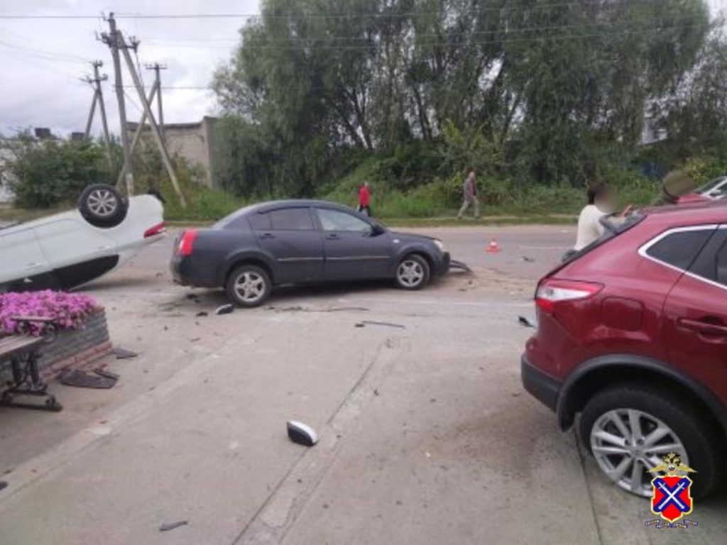 В Волгоградской области в тройном ДТП пострадали водитель и пассажирка иномарки
