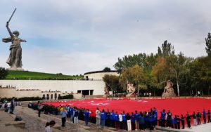 На Мамаевом кургане в Волгограде дети развернули 65-метровое Знамя Победы