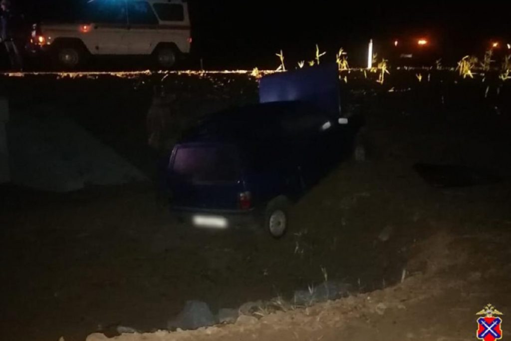 Под Волгоградом автомобилист попал в больницу после ДТП с дренажной трубой