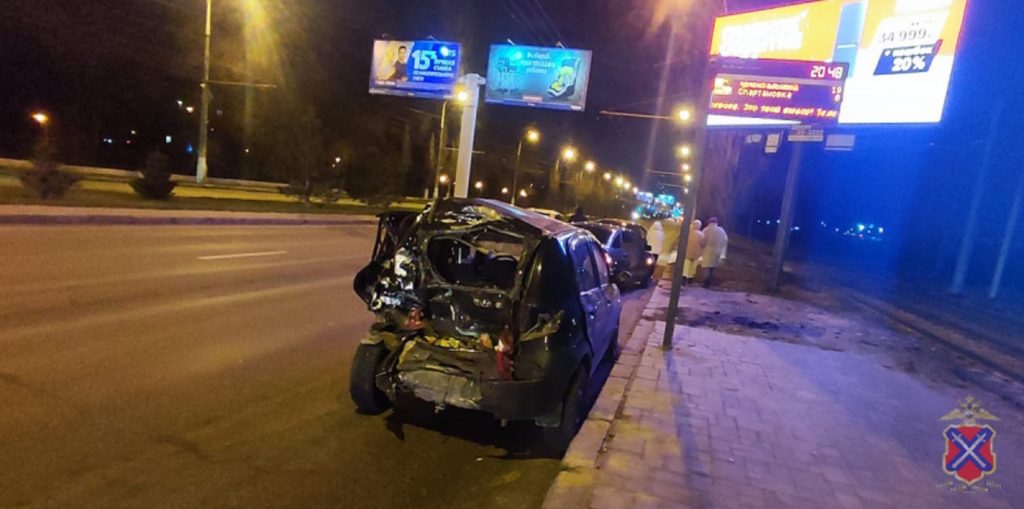 В Волгограде 24-летняя водитель легковушки пострадала в ДТП