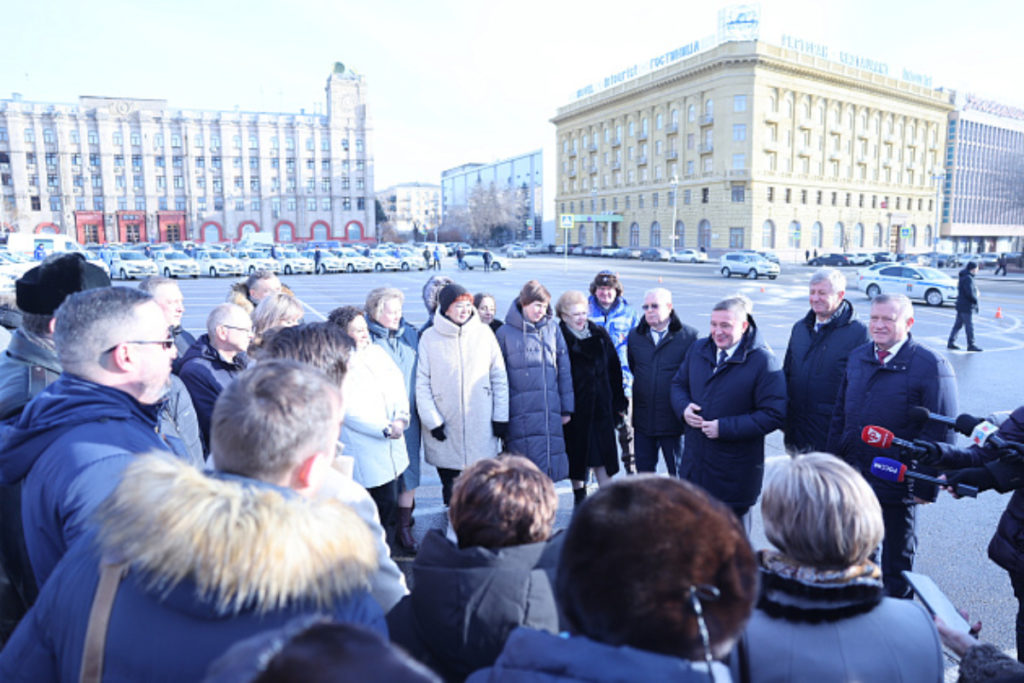 Волгоградским больницам и поликлиникам передали современный санитарный транспорт