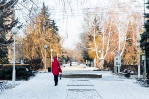 Волгоградцам рассказали, как избежать травм при падении на льду