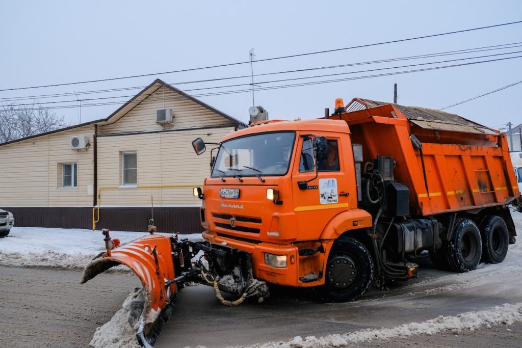 В Волгоградской области для защиты от гололеда на трассы вывели 121 спецмашину