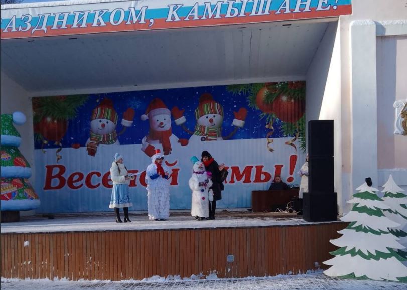 В Камышине Волгоградской области прошел новогодний парад снеговиков