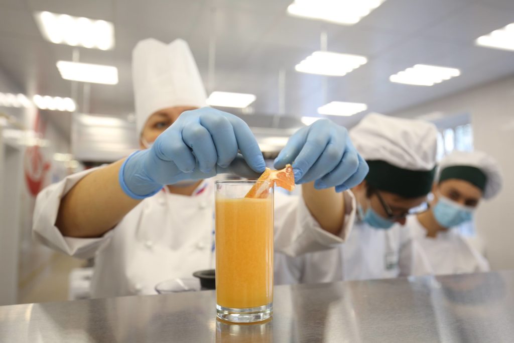 Волгоградцам дали советы, как выбрать вкусный сок в магазине