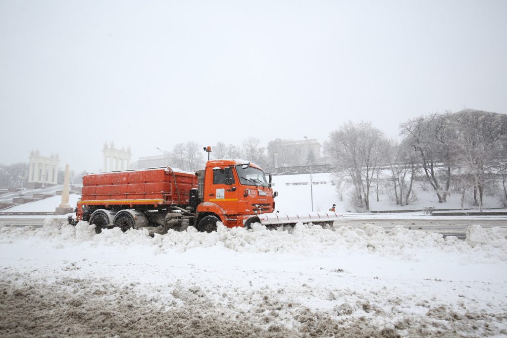В Волгоградской области уборка снега ведется в круглосуточном режиме