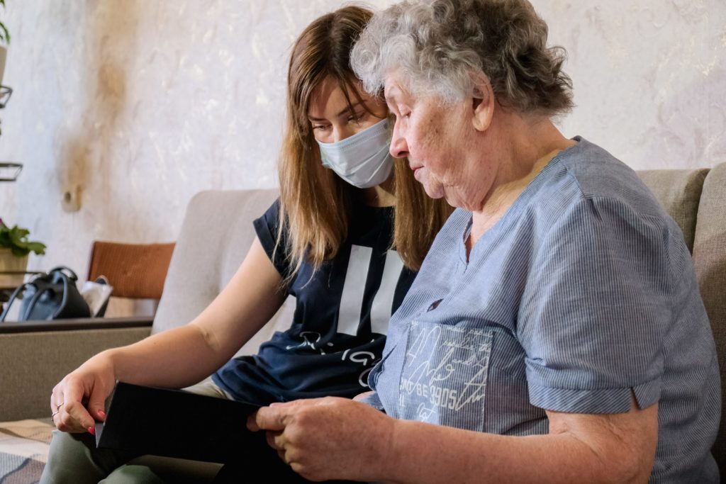 В Волгоградской области более 500 соцработников и сиделок прошли допобучение