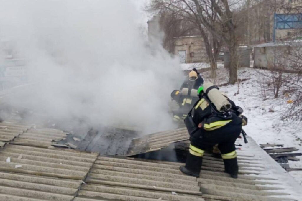 На севере Волгограда 2 февраля загорелся рынок