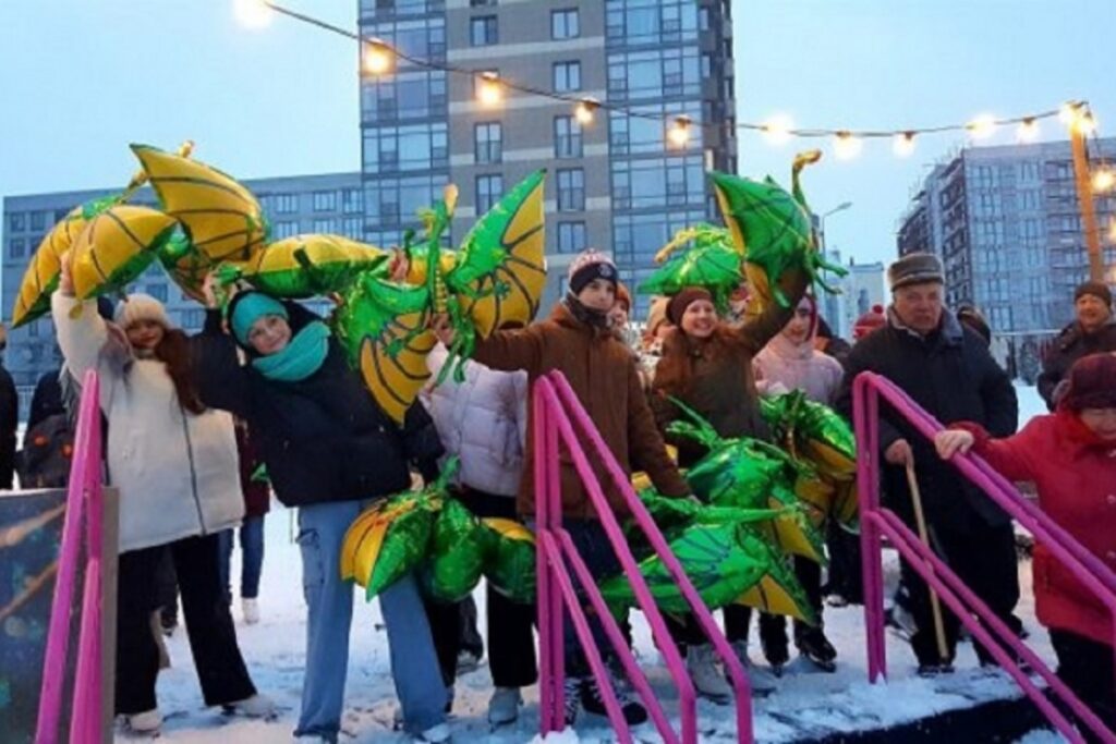 В ЦПКиО Волгограда пронесли 10-метрового китайского дракона
