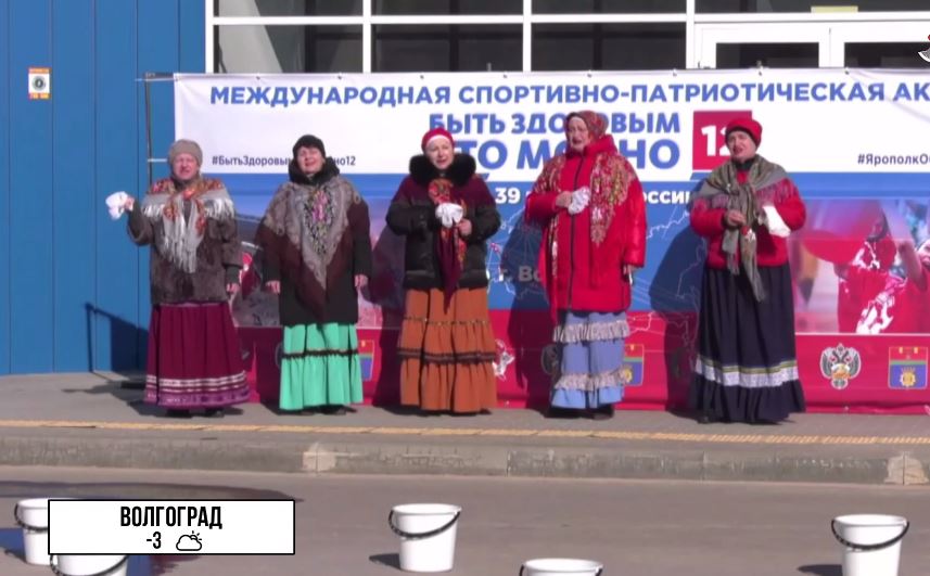 В Волгограде жители приняли участие в массовом обливании водой