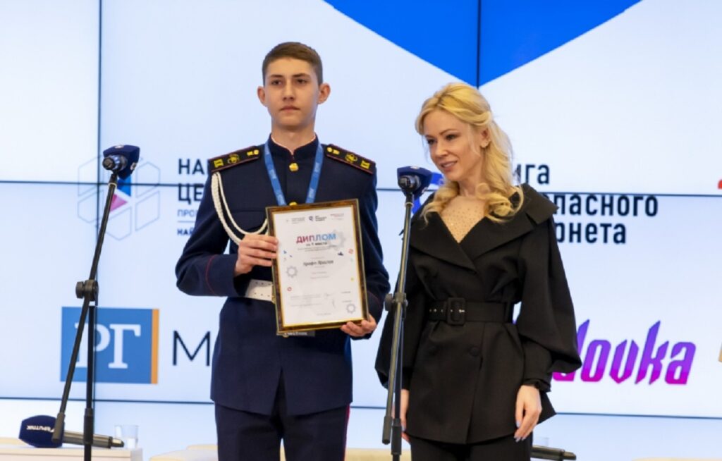 Екатерина Мизулина наградила волгоградца за победу в конкурсе сочинений