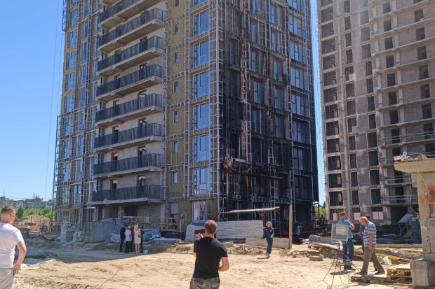 В Волгограде опубликовали кадры обгоревшего фасада строящейся высотки