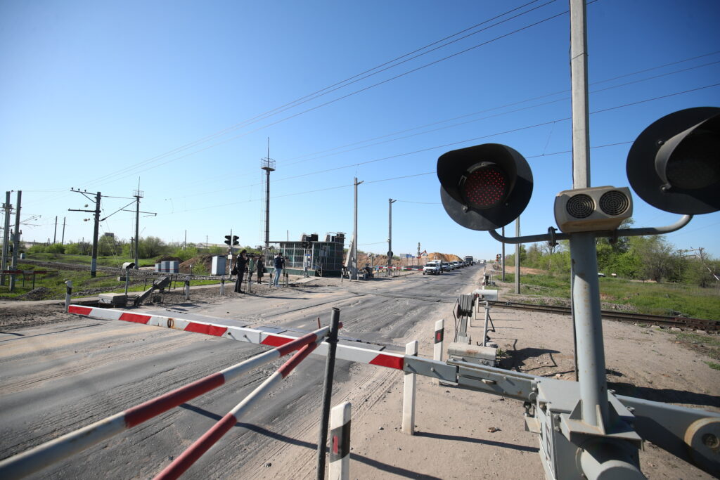 23 мая под Волгоградом закроют для автомобилей железнодорожный переезд