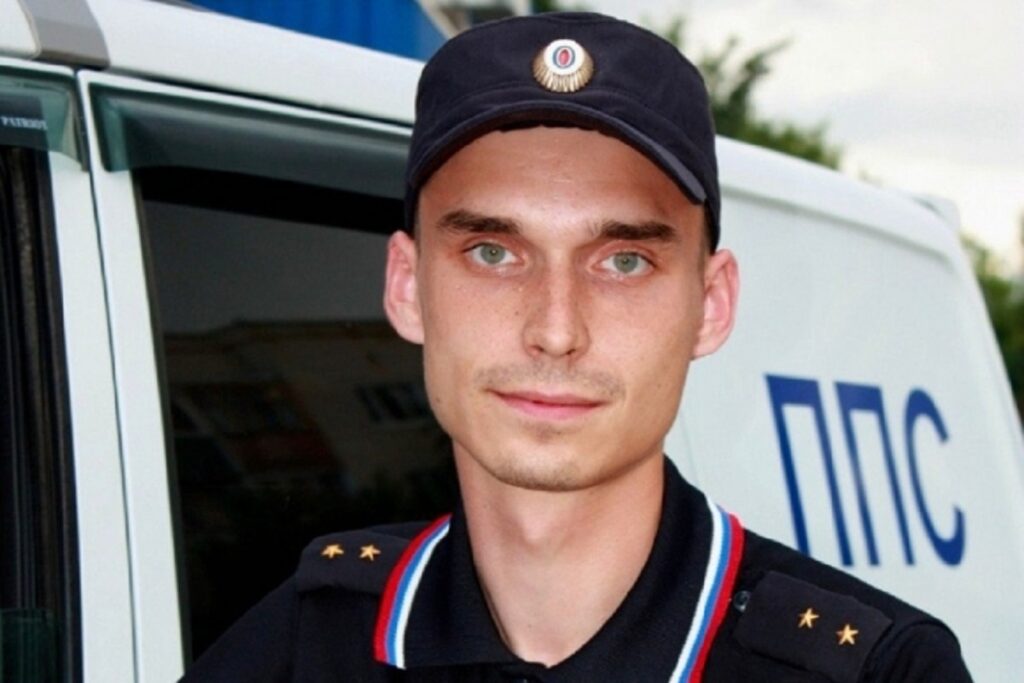 Волгоградский полицейский спас лежавшего на обочине человека