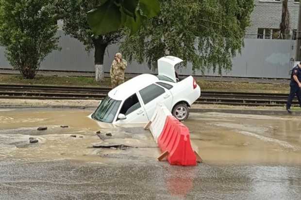 В Волгограде «Лада» угодила в наполненную водой яму