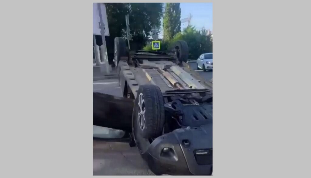 В центре Волгограда после ДТП Renault оказался на крыше