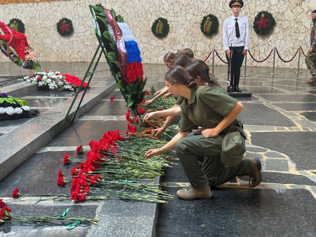На Мамаевом кургане в Волгограде побывали курсанты смены «Время юных героев»