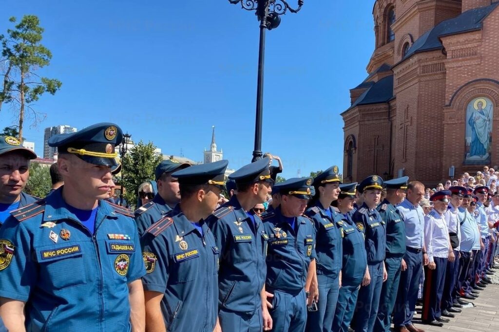 Сотрудники МЧС из Волгограда приняли участие в молебне о победе