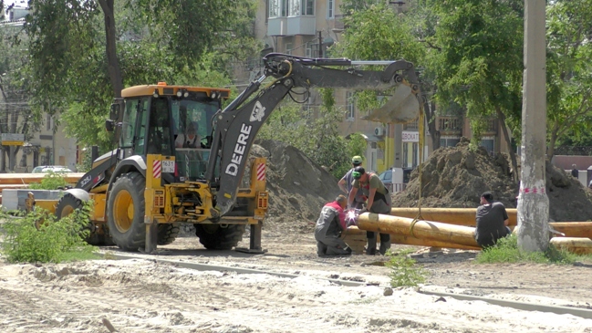 На улице Калинина в Волгограде специалисты устраняют коммунальную аварию