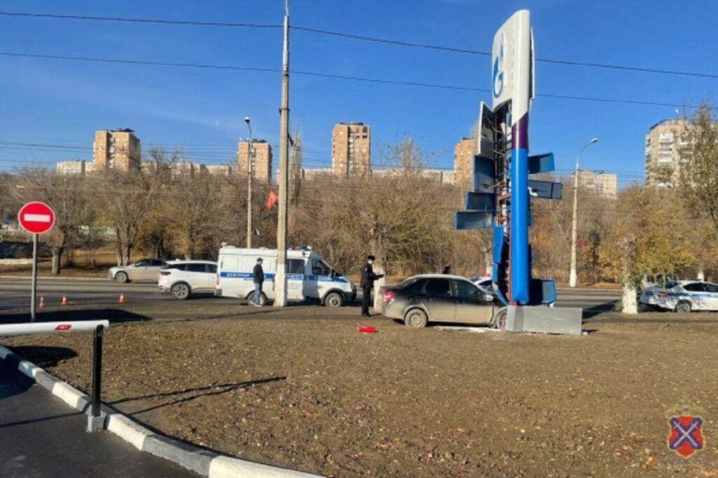 Водитель «Лады Гранты» погиб в Волгограде после наезда на рекламный щит