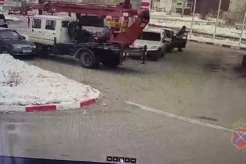 Грузовик без водителя врезался в легковушку на АЗС в Волгоградской области