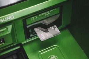 В Волгограде банкомат помешал школьнику перевести мошенникам 130 тысяч рублей