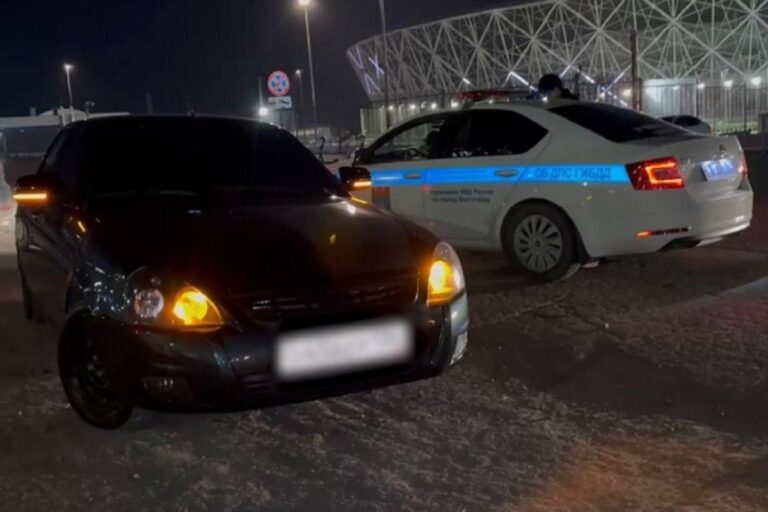 Полицейские в центре Волгограда остановили авто с несовершеннолетней за рулем
