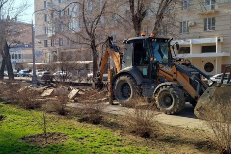 В центре Волгограда благоустраивают территорию около Дома Павлова