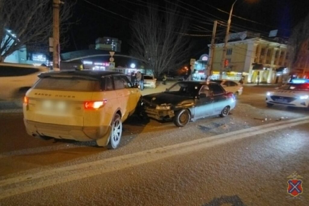 В Волгограде сняли на видео столкновение ВАЗа и Range Rover