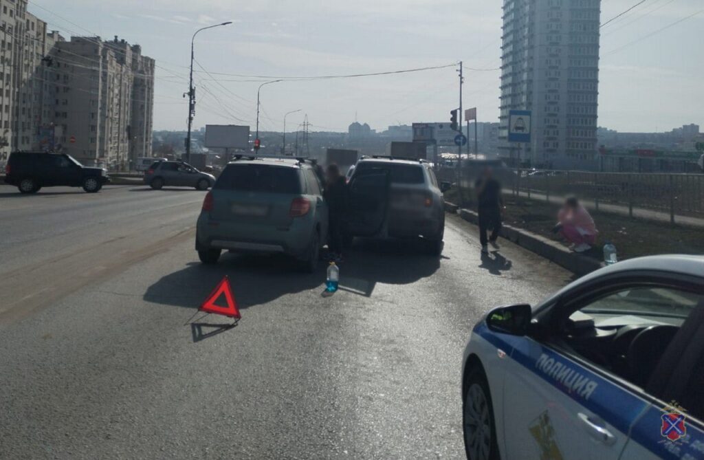 В Волгограде в тройном ДТП пострадал водитель
