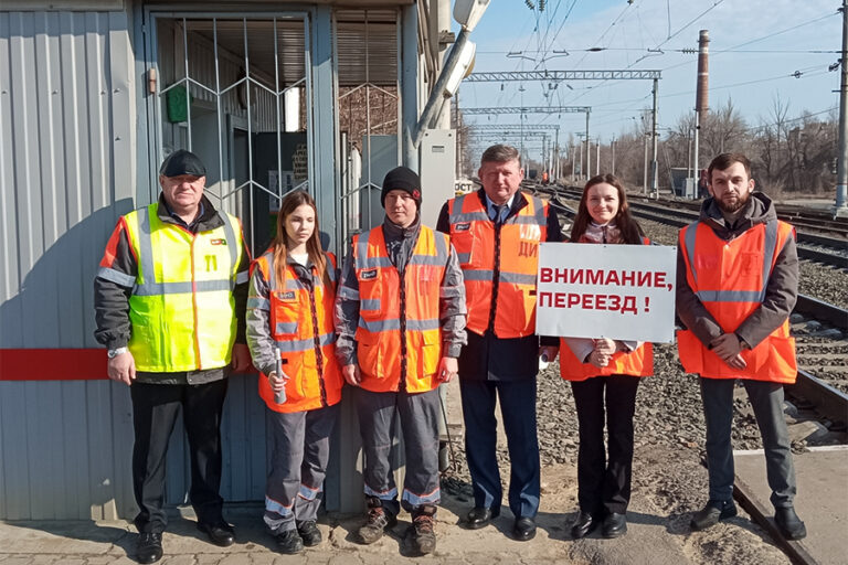 Волгоградским водителям напомнили о правилах пересечения железнодорожных переездов