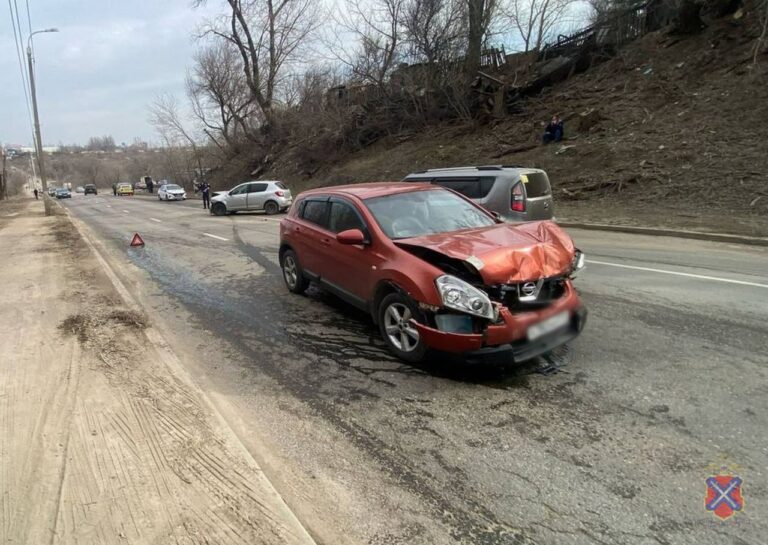 В Волгограде в массовом ДТП пострадал водитель легковушки