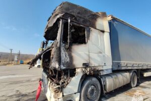 На юге Волгограда из-за неисправности загорелась фура