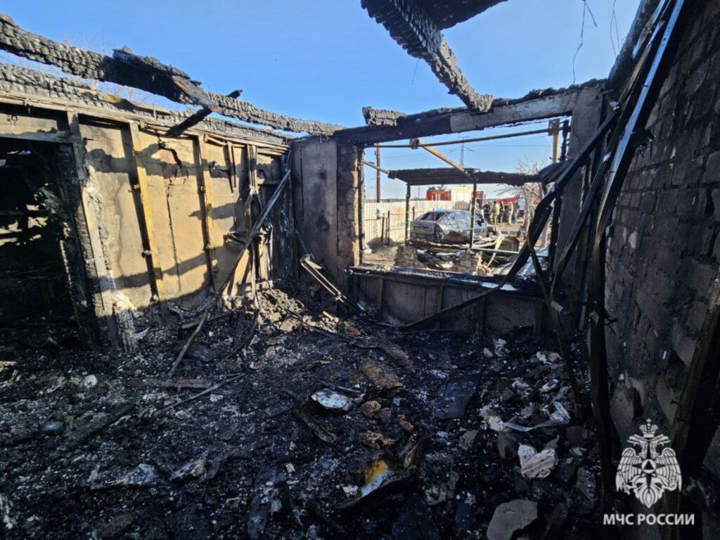 В пятницу под Волгоградом почти полностью выгорела дача