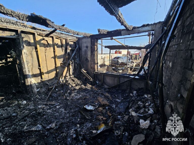 В пятницу под Волгоградом почти полностью выгорела дача
