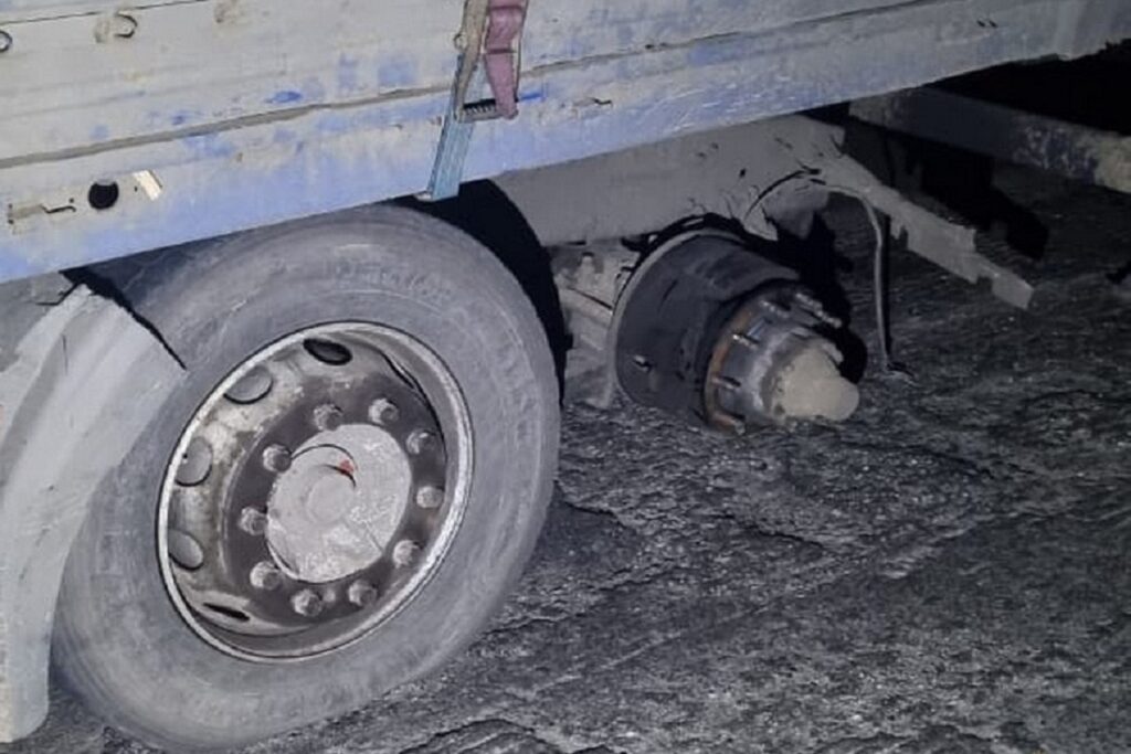 На трассе в Волгоградской области оторванное колесо фуры отлетело в легковушку