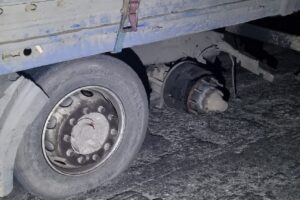 На трассе в Волгоградской области оторванное колесо фуры отлетело в легковушку